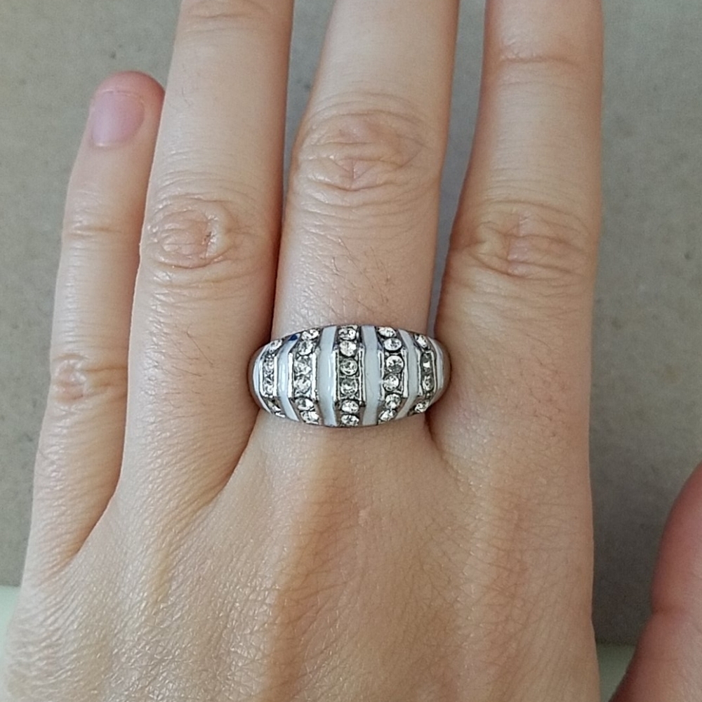 New Shuai Jun White Striped Ring